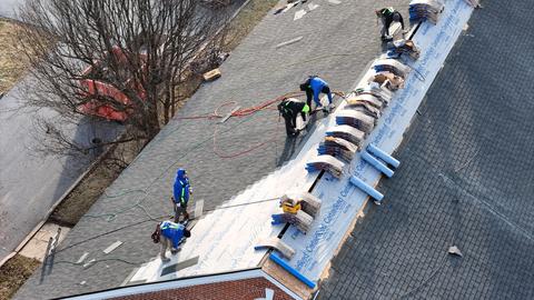Commercial low slope roof crew installation winter — New Holland, PA